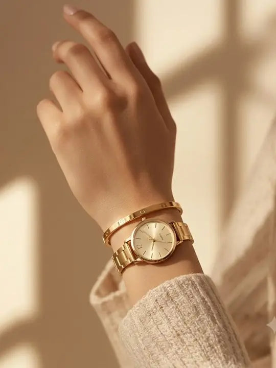 Mujer con reloj dorado delgado y pulsera fina