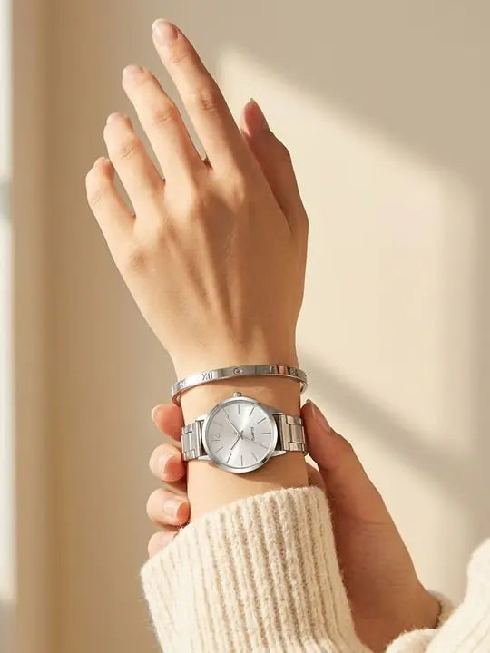 Mujer con reloj plateado delgado y pulsera fina