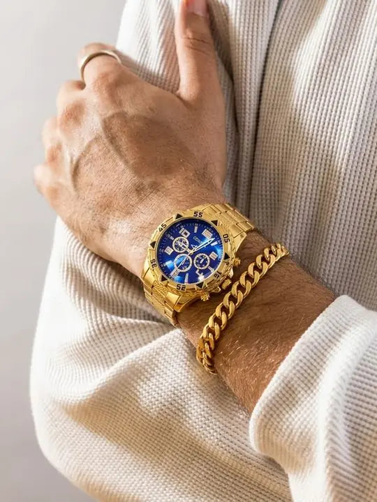Hombre con reloj dorado de esfera azul y brazalete cubano