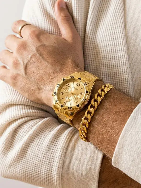 Hombre con reloj dorado y brazalete de eslabones