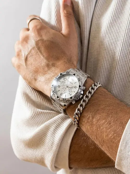 Hombre con reloj plateado y brazalete de eslabones